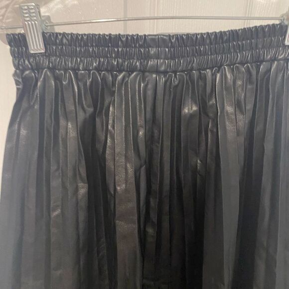 Maxi black vegan leather pleated skirt size medium EUC - Picture 2 of 2